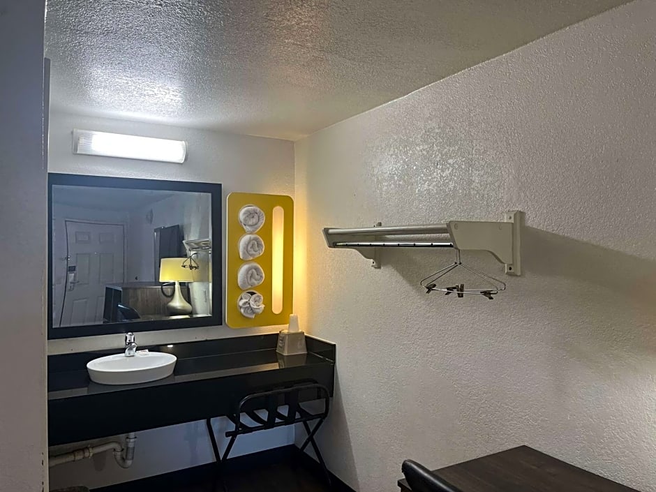 Motel 6 Cross Lanes, WV Goff Mountain Rd