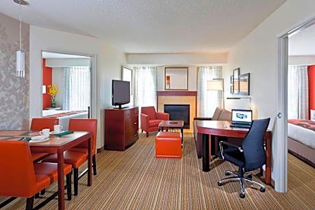Two-Bedroom Suite with Adapted Tub - Mobility and Hearing Accessible