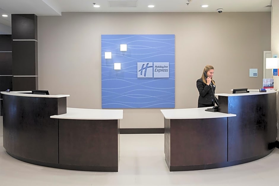 Holiday Inn Express and Suites Edwardsville, an IHG Hotel