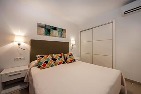 Deluxe One-Bedroom Apartment