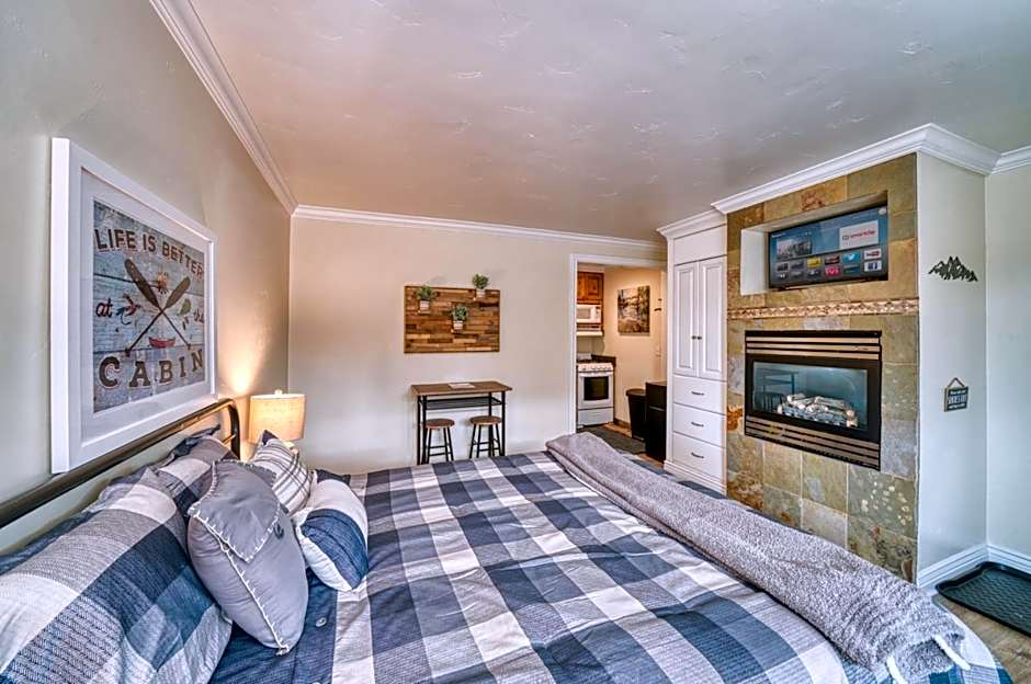 Moose and Maple Lodge