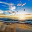 New 2025-Ocean Sands Beach Boutique Inn -Sauna and Saltwater-Mineral Pool until 4AM-Free Beach Bikes and Golf Carts for Famous 