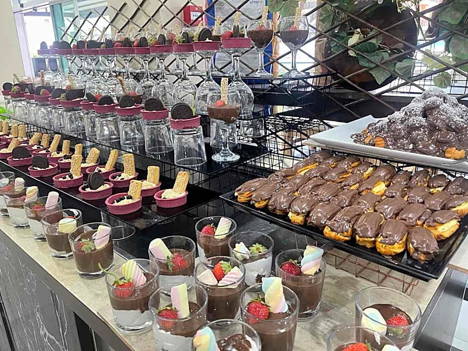 Grand Hotel Nirvana - All Inclusive & Free Beach Access