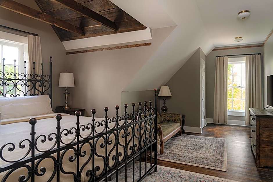 The NuWray Hotel & Carriage House