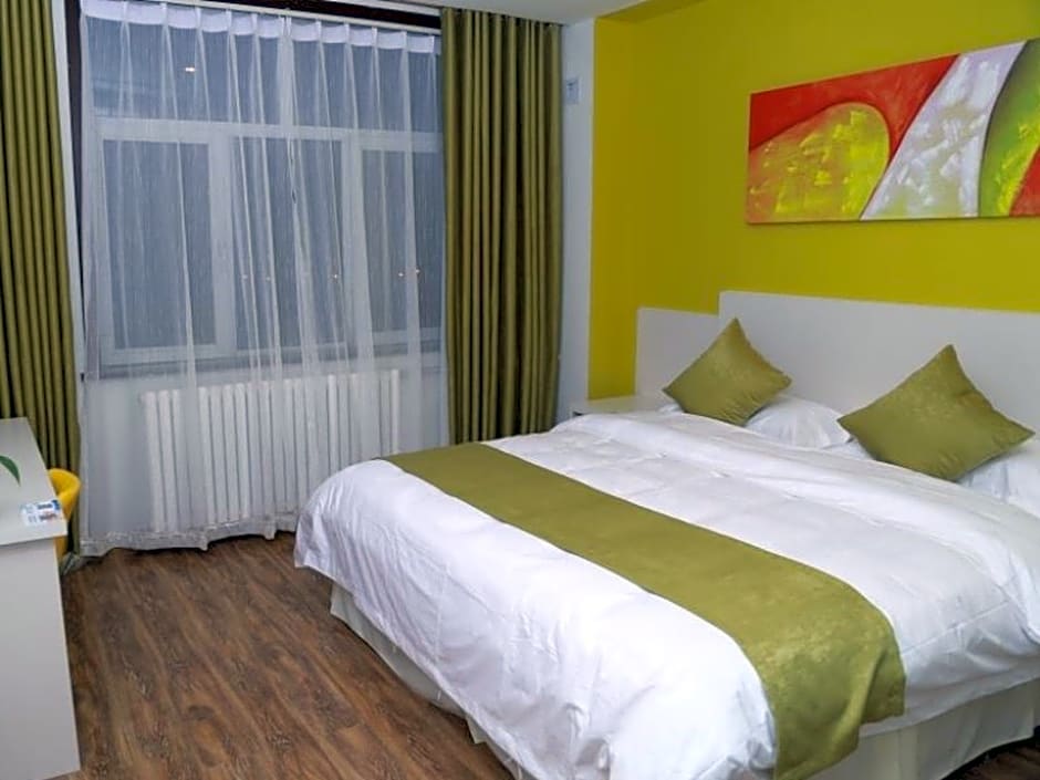 Shell Chengde Longhua County Xingzhou Road Hotel