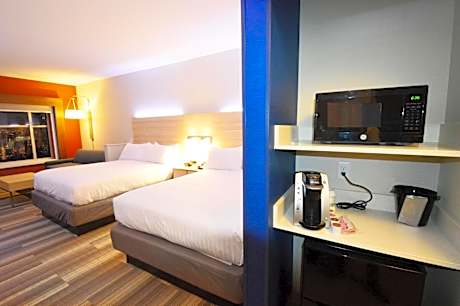 Suite with Mobility Accessible Tub - Non-Smoking