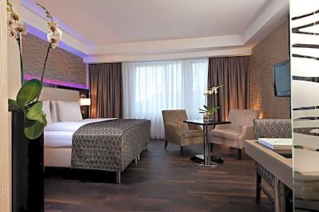 Club Room with free Club Lounge access