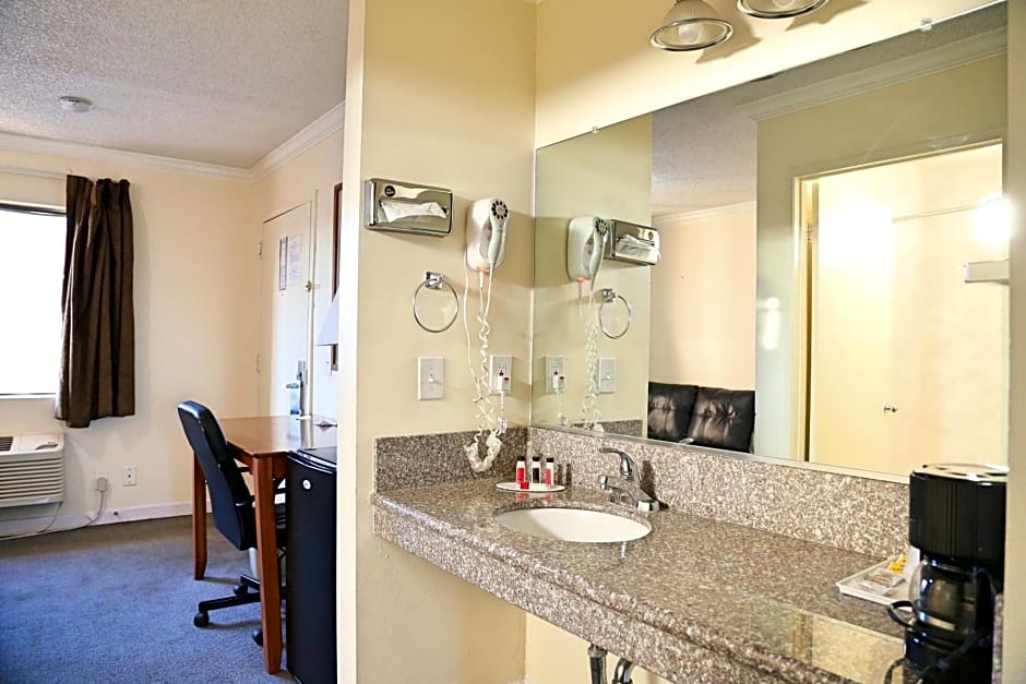 Travelodge by Wyndham Pasadena Central