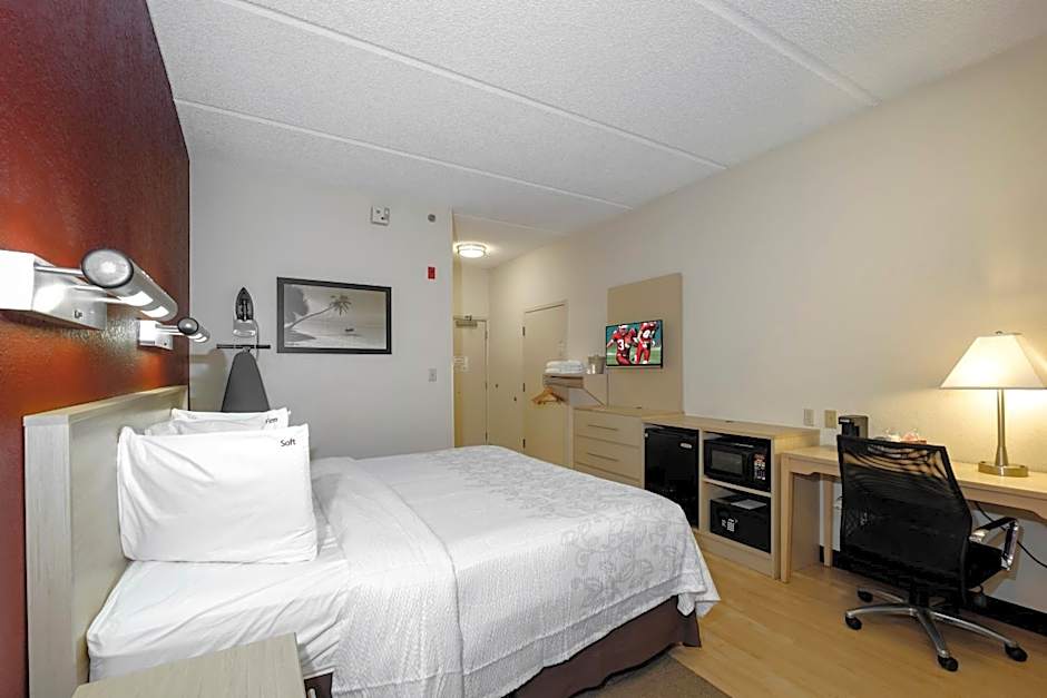 Red Roof PLUS+ Gainesville