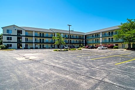 HomeTowne Studios Chicago - Waukegan