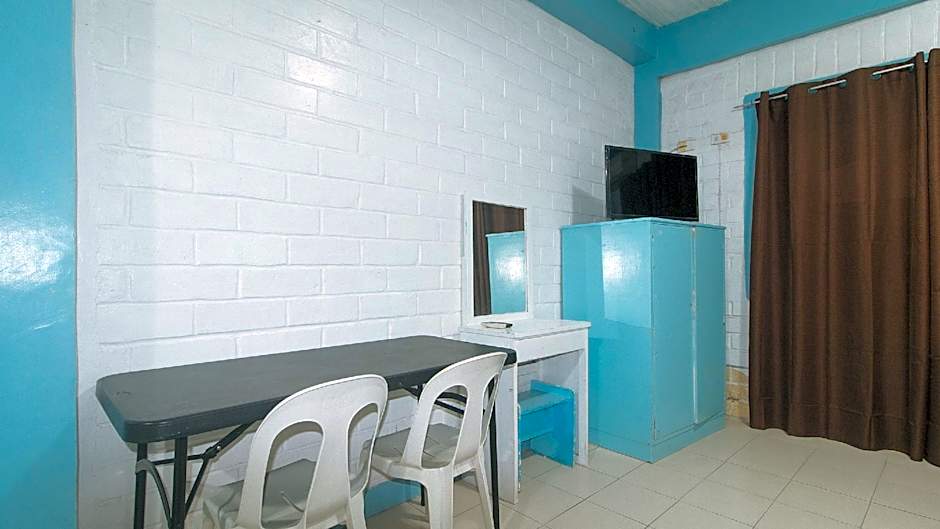 RedDoorz @ La Maria Pension and Tourist Inn