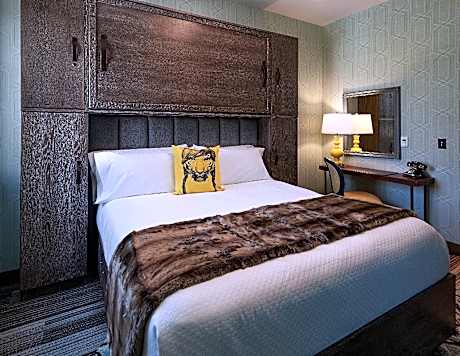 COZY KING - 175 SQF, Guest room, 1 King, Alternate: Murphy/wall bed