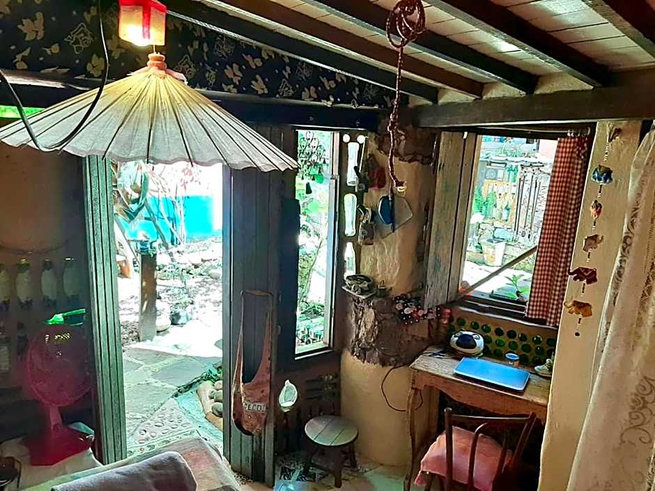 CASA DE RETALHOS Boutique Albergue, casaril histórico, com 5 suítes individuais e cozinha coletiva, no coração da vila de Igatu-Ba, que preserva fortes traços culturais da época do garimpo, venha viver uma experiência única!