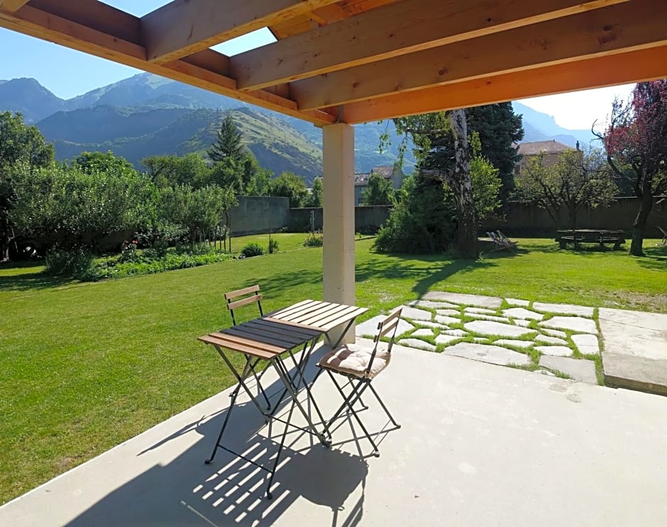 Chalet Les Cols - Chambres avec terrasse & jardin - proche de la nouvelle gare
