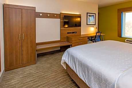 1 King Bed 1 Bunk Bed Suite
