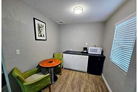 2 Queen Beds with Kitchenette Non-Smoking