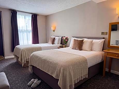 Family Room with Double and Single Beds - Non-Smoking