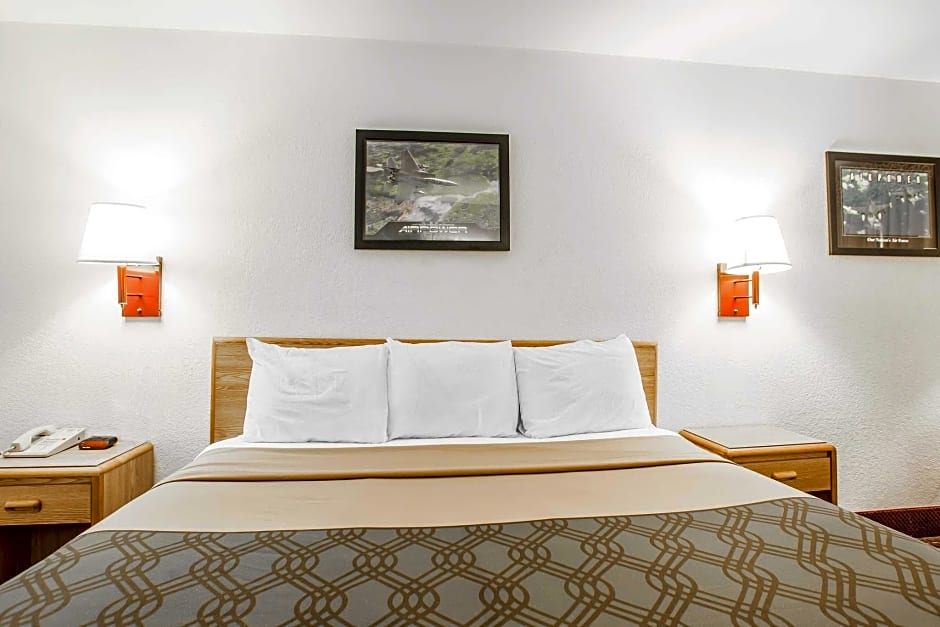 Econo Lodge Truman Inn