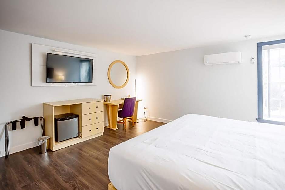 Photo 1 of 5 of Deluxe 1 King Bed