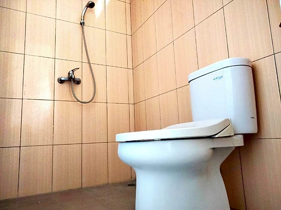 RedDoorz near Exit Tol Krapyak Semarang 3