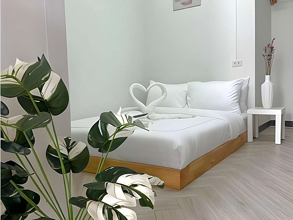 Montana Hotel & Hostel Phuket