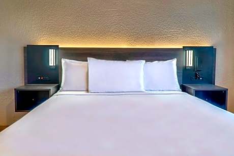 Deluxe Queen Room - Non-Smoking