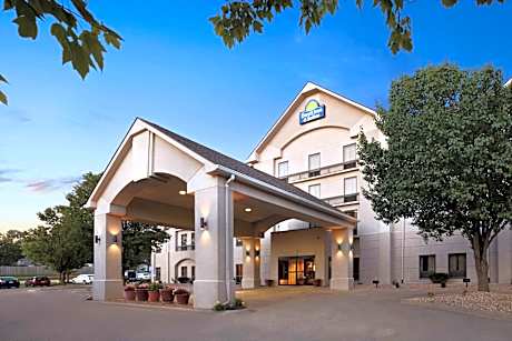 Days Inn & Suites by Wyndham Cedar Rapids