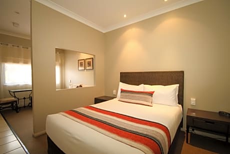1 Queen Bed, Non-Smoking, Deluxe Room, Work Desk, Cable Tv, Mini Bar, Air-Conditioned