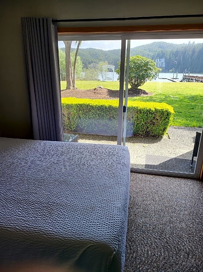 Lakeshore Lodge