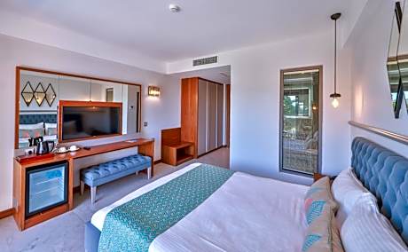 Deluxe Double Room with Side Sea View