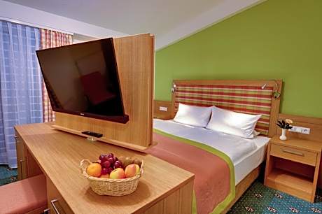 Family Room with Garden View