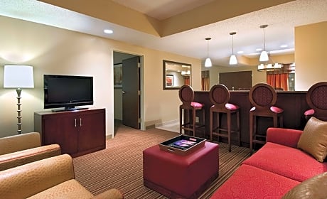 Suite with Two Queen Beds and Roll-In Shower - Mobility and Hearing Access/Non-Smoking
