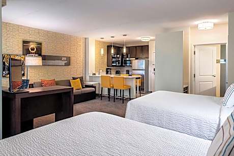 Studio, Multiple Beds (2 Queen Beds and 1 Double Sofa Bed)