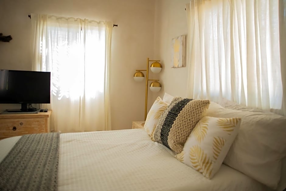 Pure Baja Private Suites-Upscale Property with Infinity Pool and Lush Gardens