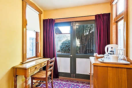 Lodge Standard Queen Room