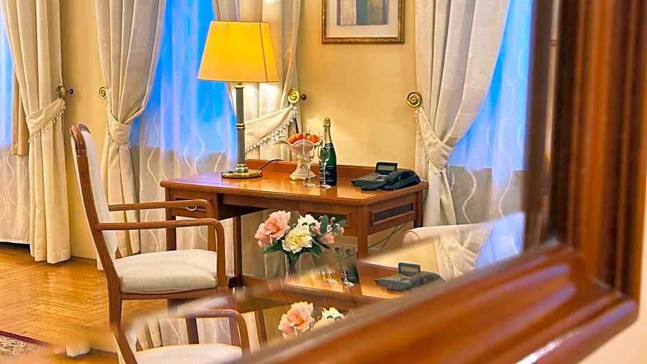 FLEUR DE LIS HOTEL