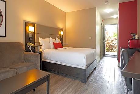 1 Queen Bed, Mobility Accessible Room, Water Front, Non-Smoking