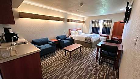 King Suite - Non-Smoking