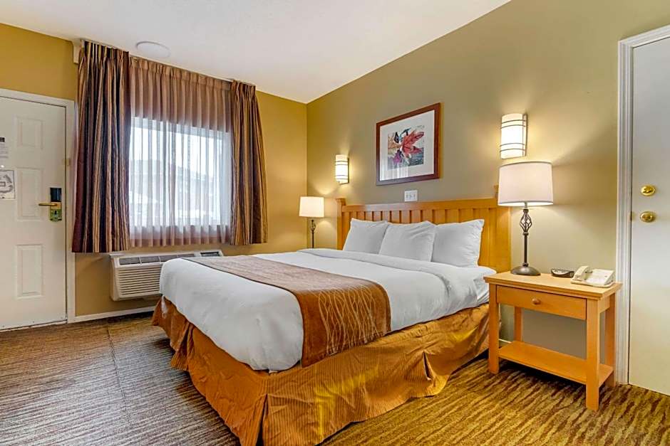 Econo Lodge Inn & Suites