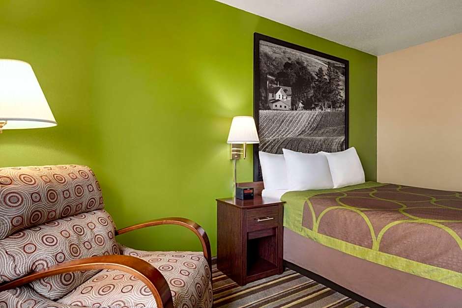 Super 8 by Wyndham Germantown/Milwaukee