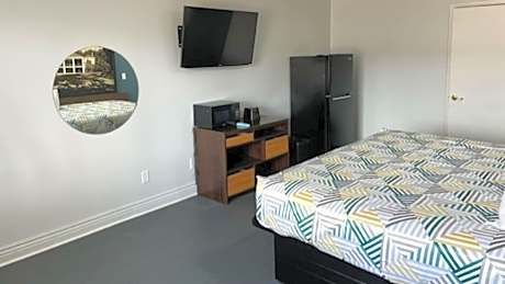 1 King Bed | Mobil Access Tub Nsmk Micfridg