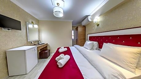 Superior Suite, City View, 1 King Bed and 2 Twin Beds