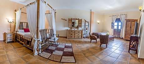 Queen Suite with Spa Bath