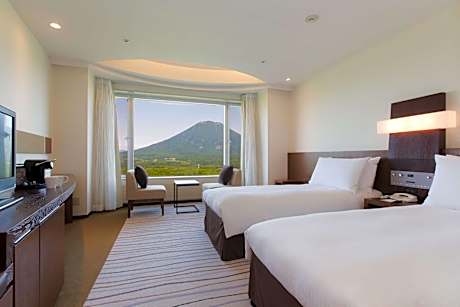 Deluxe Family Room with Mountain View