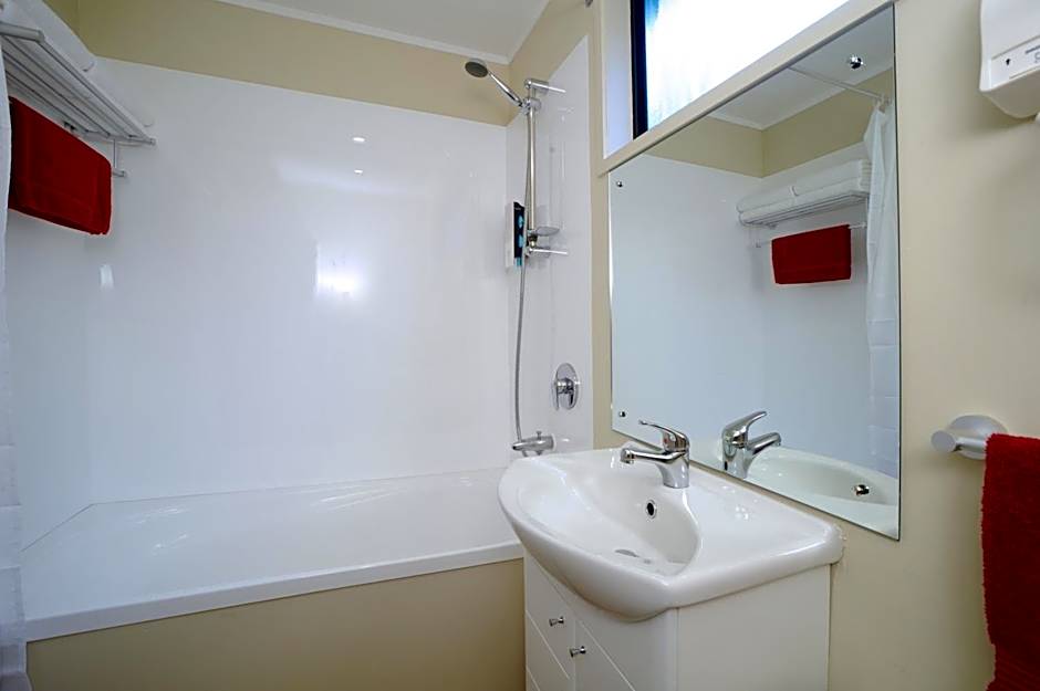 Tudor Court Motor Lodge