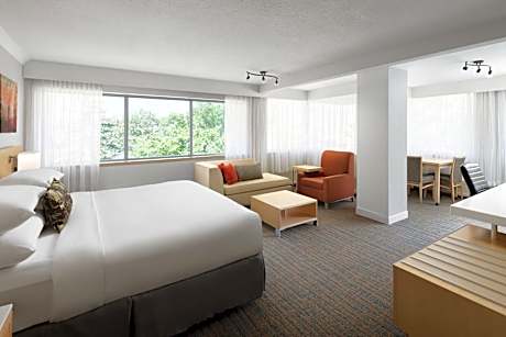 One-Bedroom Corner Club Suite - Club Lounge Access