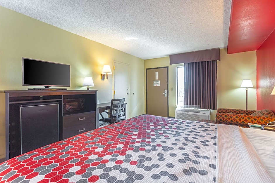 Econo Lodge & Suites Clarksville near Governors Square Mall