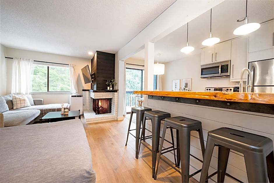 Group Stays - Large Renovated Apartment with Pool and Hot Tub