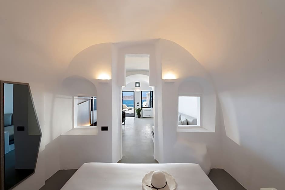 Sun Rocks Boutique Hotel - Caldera View Suites & Sunset Dining Experience