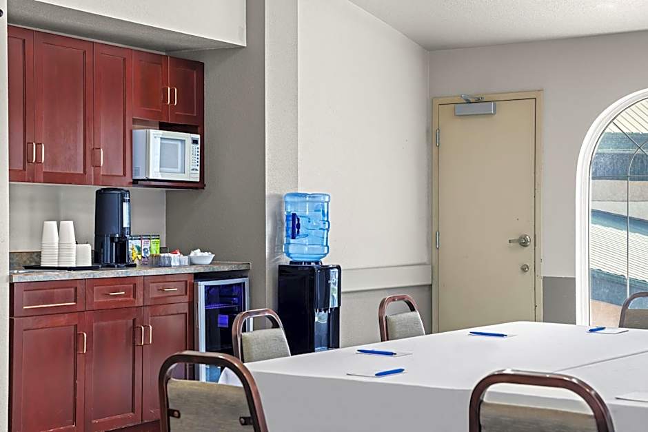 Days Inn & Suites by Wyndham Winkler